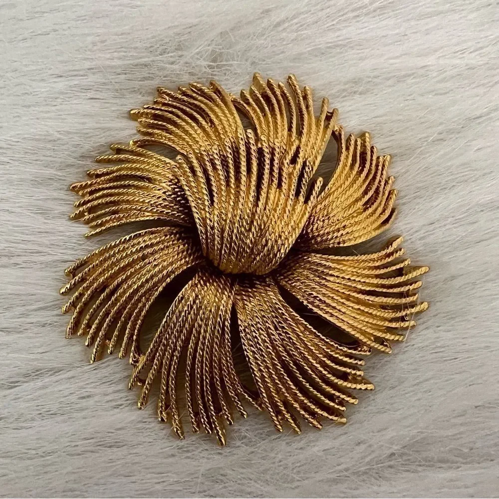 Vintage Monet Cordelia GoldTone Metal Flower Pin Brooch‎